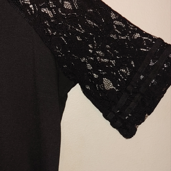 Rosegal black T with lace arms - Picture 3 of 5